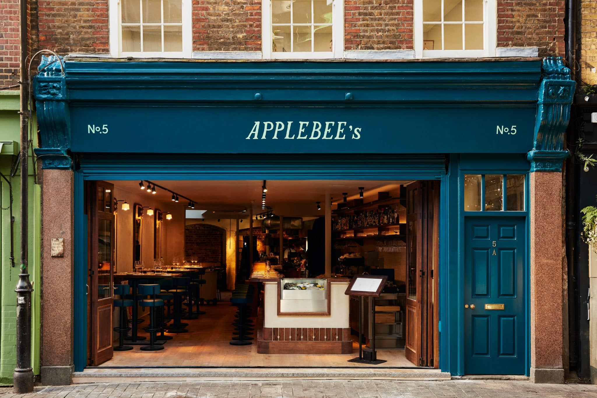 Applebee's restaurant exterior