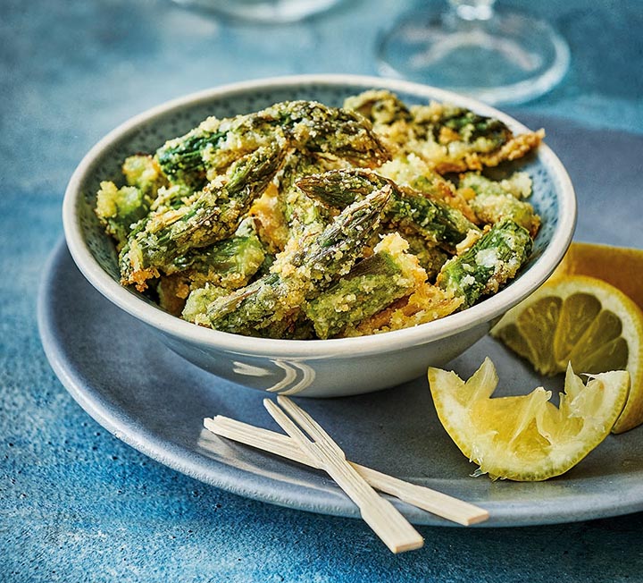 Asparagus with polenta crumb