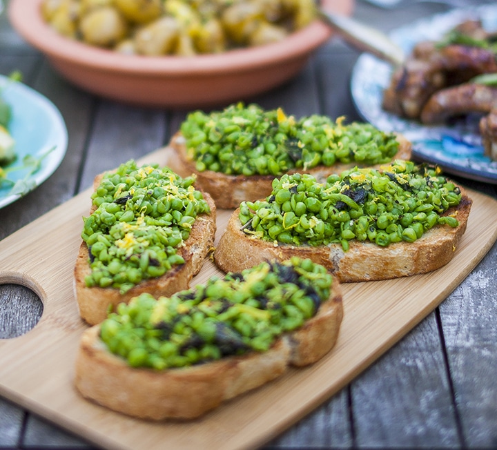 Pea & mint bruschetta with lemon