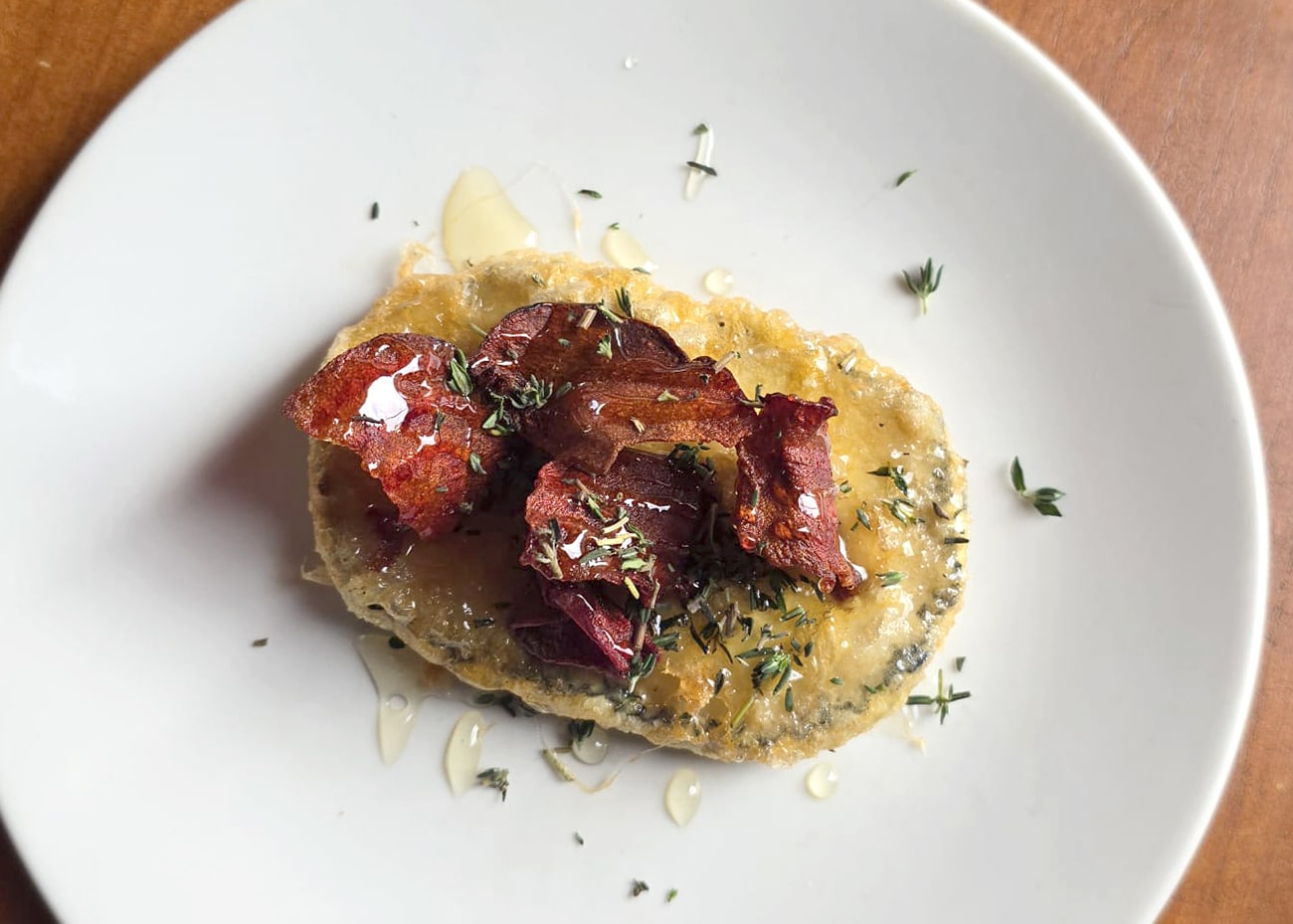 Fried goat’s cheese & beetroot crisps