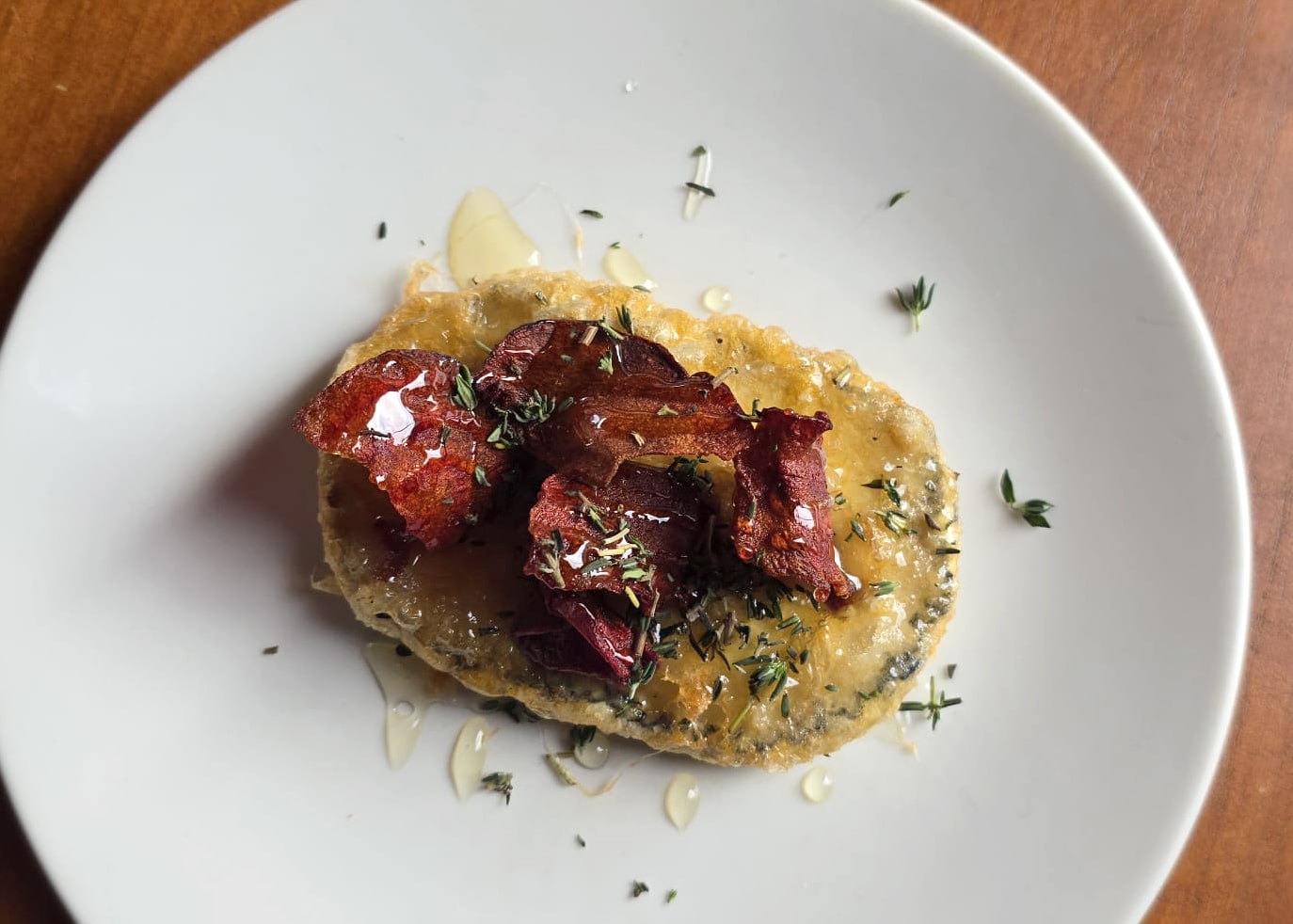 Fried goat’s cheese & beetroot crisps