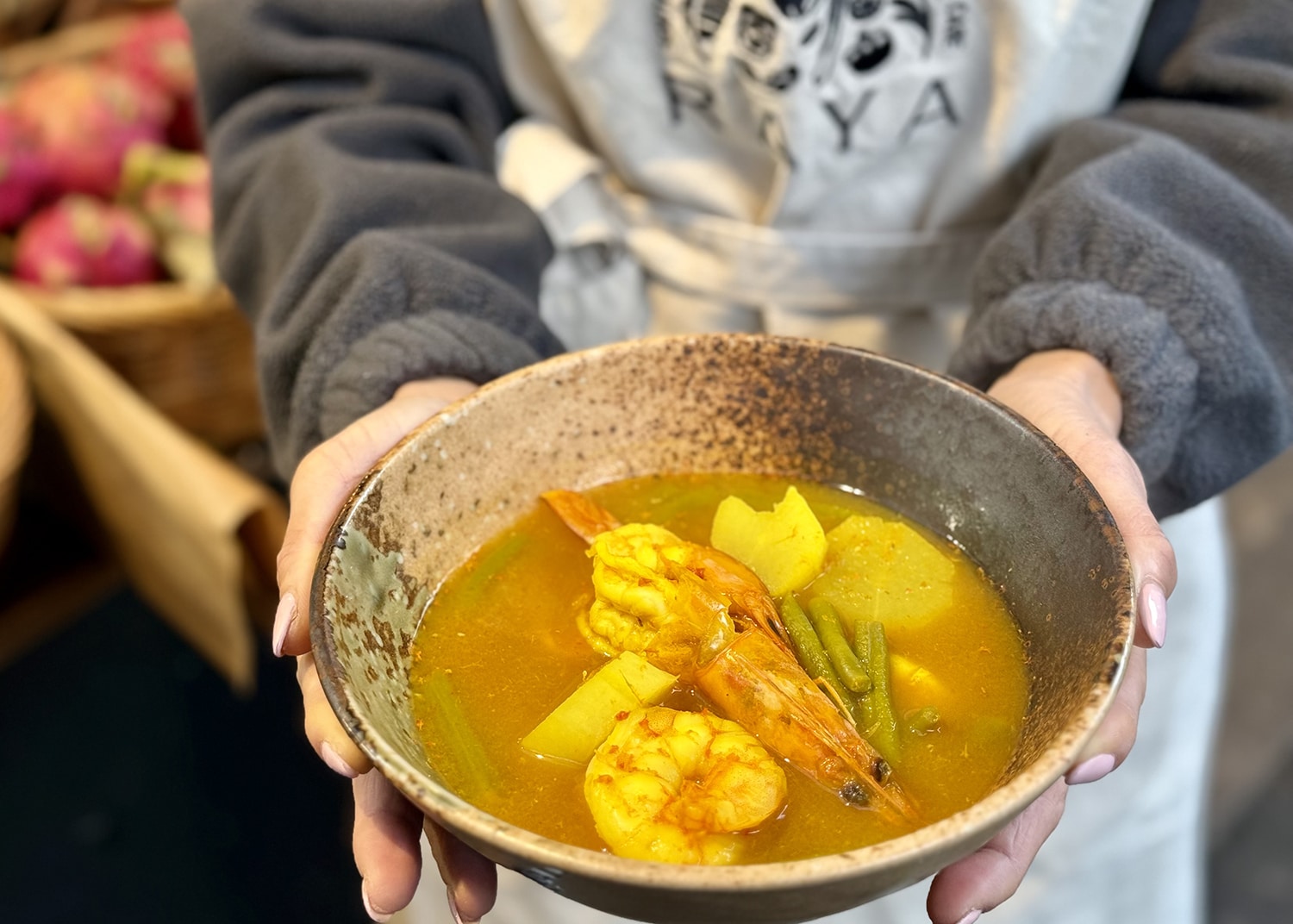 Gaeng som curry with prawns